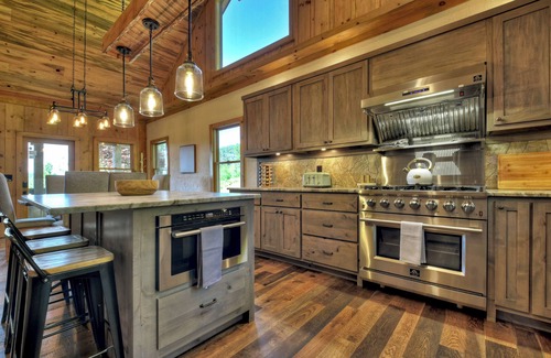 Mineral Bluff Cabin | 4 BR w Views, Private trails, hot tub, 3 king beds, EV Charger