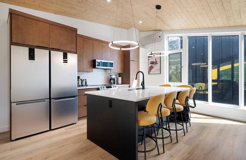 Teepee Town House | 4 BRs with Epic Mountain View, Hot Tub, Garage EV Port, Super High Ceiling