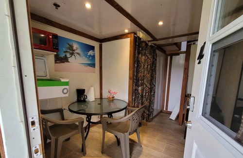 Pahoa Cabin | #4 Cabin private space in volcano with TV, Microwave and fridge