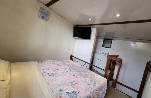Pahoa Cabin | #4 Cabin private space in volcano with TV, Microwave and fridge