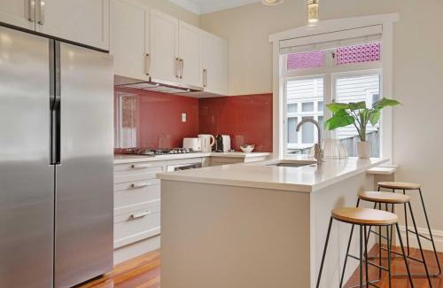 Mount Eden House | 4 Car Parking Fireplace 3 BR 2 BA Work Space