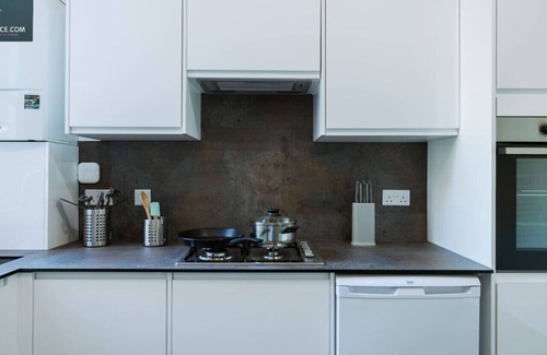 Shepherd's Bush Apartment | 4 Dbl bedroom 7-8 ppl 15/20 mins to central London