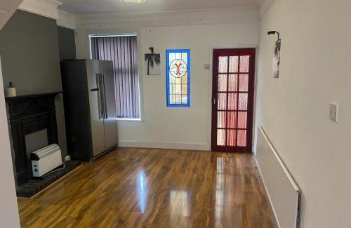 Leicester House | 4-Guest Charm Home w Street Parking & WiFi & Party