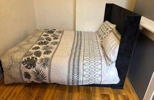 Leicester House | 4-Guest Charm Home w Street Parking & WiFi & Party