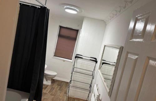 Leicester House | 4-Guest Charm Home w Street Parking & WiFi & Party
