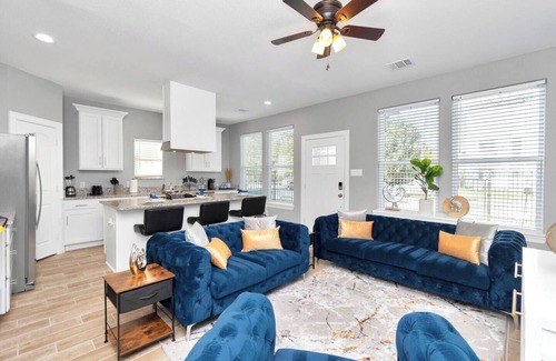 Southeast Houston Apartment | 4 Homes | Sleeps 19 | Themed | Gated Parking | NRG