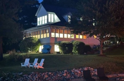 Fair Haven House | 4 King Bed Private Beach +Pet Friendly +Pickleball