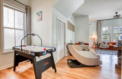 Metropolitan Apartment | 4 King Beds - Sleeps 14 - Projectors - Starland - Massage Chair - Games