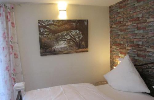 Euerbach Apartment | 4 km zu A7 und A71, Idylle am Bach, großer Garten