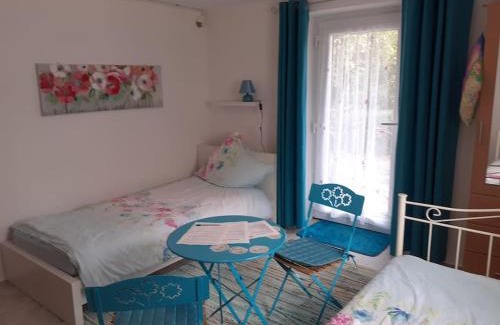 Euerbach Apartment | 4 km zu A7 und A71, Idylle am Bach, großer Garten