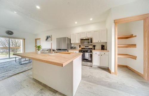 Erie Apartment | 4 Mi to Lake Erie Condo with Golf Course Views!