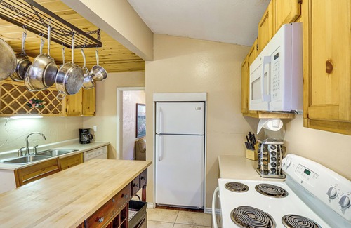 Pinetop-Lakeside Cottage | 4 Mi to Rainbow Lake! Serene Home w/Deck