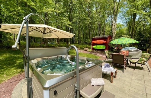 White Haven Ski Chalet | 4 Miles to Ski Resort💥By the Lake💥Hot Tub💥Fast Wi-Fi💥Piano💥Dogs Stay FREE