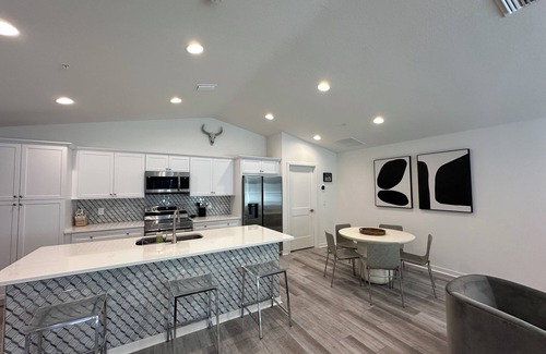 Fellowship House | 4 min to WEC, Crownwood Modern, NEW 3bd 2ba cozy townhome close to FAST