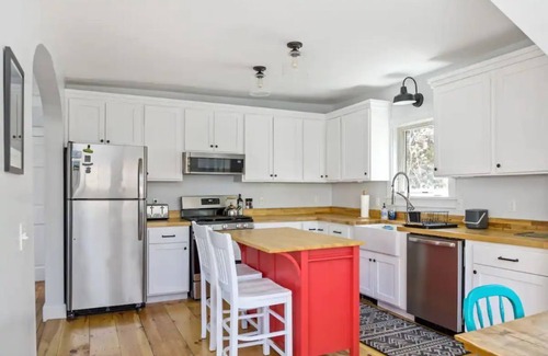 Warren House | 4-minutes to Sugarbush, steps to Warren Village!