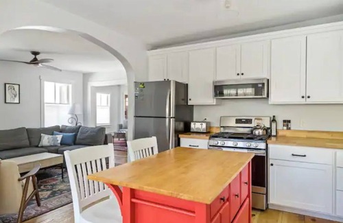 Warren House | 4-minutes to Sugarbush, steps to Warren Village!