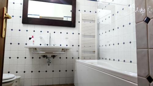Assisi Apartment | 4 minuti da San Carlo Acutis, 140 mq, ALL'OMBRA DI SANTA CHIARA, Piano Terra 2 Ingressi 3 Camere 2 Bagni, Idromassaggio, Perfetto - La nostra Forza è PRESENZA LIVE 24-7, MyAssisiSuite, più di un semplice Appartamento - MÓWIMY PO POLSKU