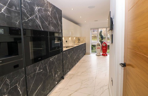 Skegby House | 4 ROCKCLIFFE GRANGE, pet friendly, with hot tub in Mansfield