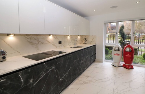 Skegby House | 4 ROCKCLIFFE GRANGE, pet friendly, with hot tub in Mansfield