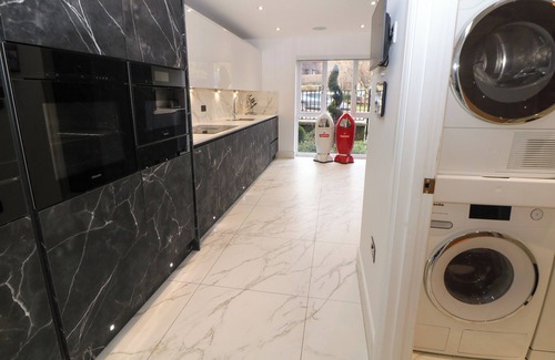 Skegby House | 4 ROCKCLIFFE GRANGE, pet friendly, with hot tub in Mansfield