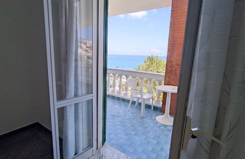 Forio House | 4 sea view rooms 100mt from the beach with parking, garden and balcony
