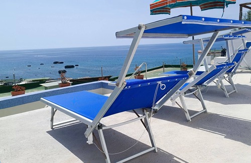 Forio House | 4 sea view rooms 100mt from the beach with parking, garden and balcony