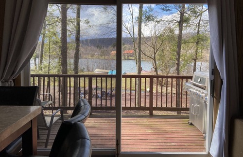 White Haven Cottage | 4 Season Lakefront Getaway: Hot tub, Skiing, +MoreSeason