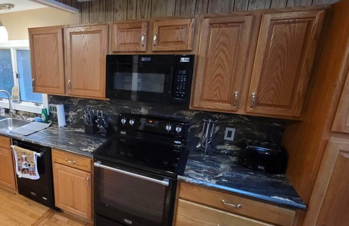 White Haven Cottage | 4 Season Lakefront Getaway: Hot tub, Skiing, +MoreSeason