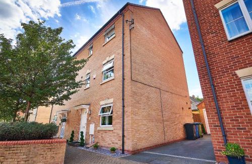 Tamworth House | 4 Spacious Bedrooms, En-Suites, Private Driveway, Tamworth Accommodation for Contractors and Families