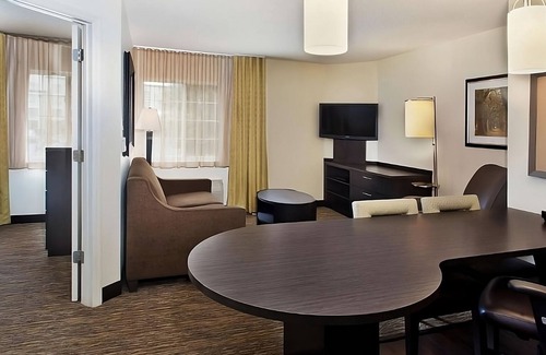 Wichita Hotel | 4 Spacious Units! Kitchen, Free Parking, Close to Wichita Art Museum!