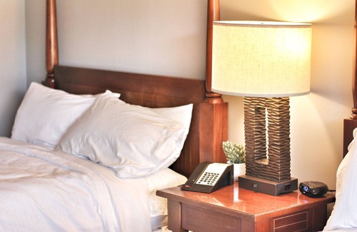 Hanamaulu Resort | 4 Star Beachfront Resort. AC. Lanai. Restaurant. Pool. Gym. Spa.