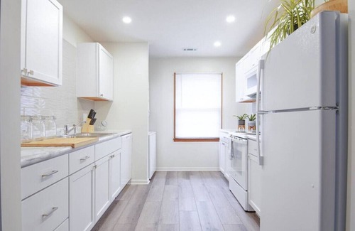 Oread Apartment | [4] StayAwhile: The Modern Retreat, Steps from Mass St!