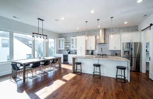 Third Ward House | 4-Story Luxury Home w/Rooftop Hot Tub & Grill, by Mansion™