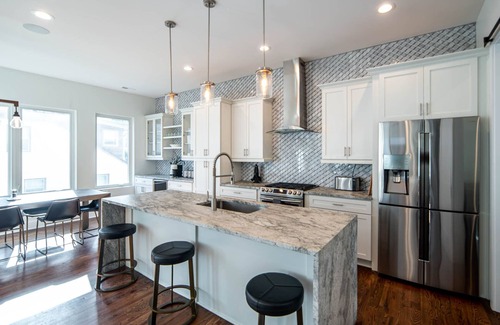 Third Ward House | 4-Story Luxury Home w/Rooftop Hot Tub & Grill, by Mansion™