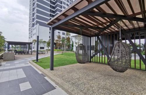 Kampung Bukit Dukong Apartment | 4 Traders Garden 1 Bedroom Pool View Netflix WiFi