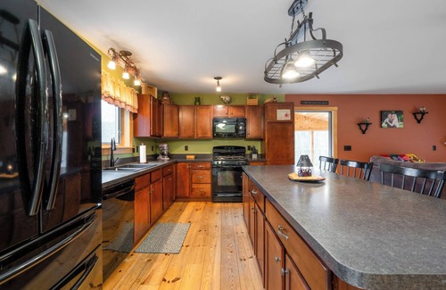 Sandwich House | 40 acre Charming 3-bedroom house with WiFi and AC in wonderful Sandwich, NH