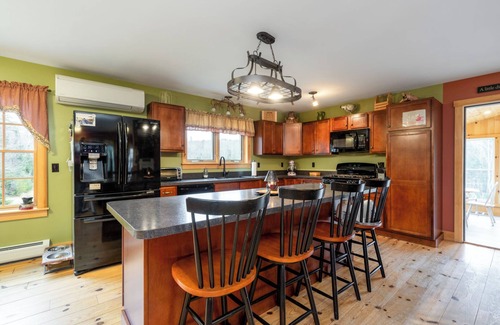 Sandwich House | 40 acre Charming 3-bedroom house with WiFi and AC in wonderful Sandwich, NH