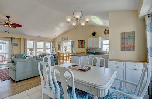 Surf City House | 40 STEPS to the beach. 4bdrm home, dog friendly, decks, ocean views
