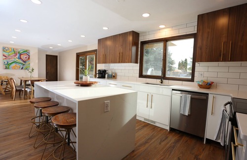 Tri-Cities House | 4000 sq ft Retreat, Sleeps 16, Large Great Room, Hot tub & Pool, Two masters