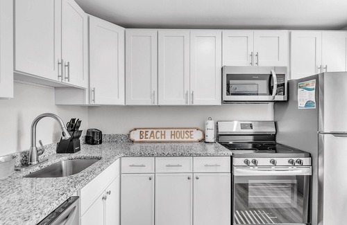 Treasure Island Condo | 🌴400ft to the BEACH☀Shared/Heated Pool🐬Bungalows #5🌞BBQ Grills🐶Dogs Welcome!