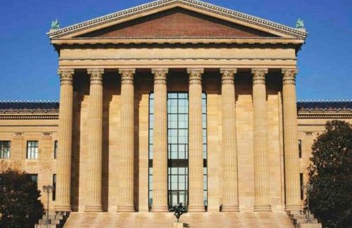 Logan Square Apartment | 406 Luxury KING BED in central city of Philad