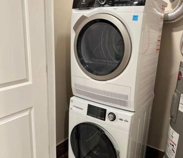 Logan Square Apartment | 406 Luxury KING BED in central city of Philad