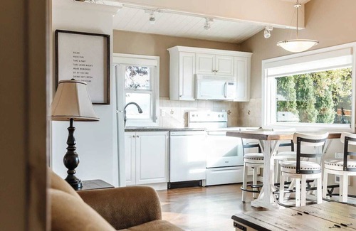 Central Okanagan Apartment | 412 - Lakefront & Dining with Scenic Views