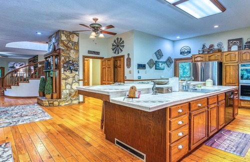 Maggie Valley Cabin | 44 Gathering Place (Hot Tub) 44 Golf View Rd: 6 BR, 4.5 BA Cabin/Bungalow in Maggie Valley, Sleeps 14