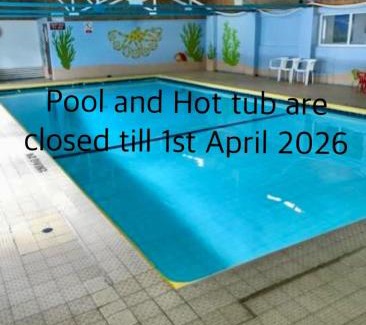 Scurlage House | 44 Gower holiday village Ty Gŵyr Cosy 2 bedroom Chalet with a seasonal indoor pool