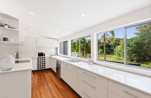 Martinsville House | 442 Martinsville Rd · Villa Nessa - Spa - 12.5m pool up to 14 guests