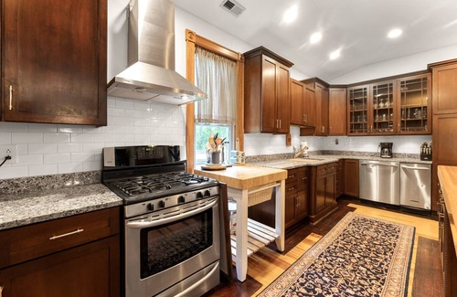 Sparta House | 45 Acre Private Lake, Pickle Ball Courts, Fire Pit, Kayaks/SUP, King's Dominion