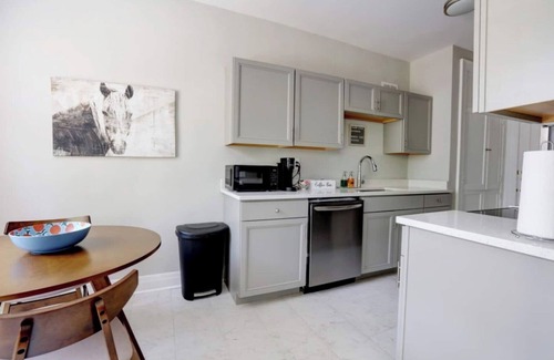 Frankfort Apartment | 49mi to Ark Encounter/Walk to Dtown Frankfort