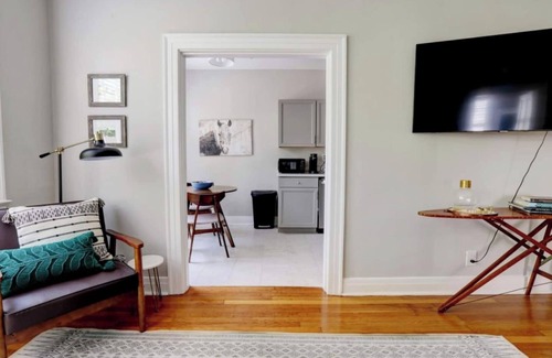 Frankfort Apartment | 49mi to Ark Encounter/Walk to Dtown Frankfort