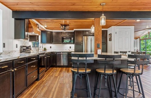 Wright City Ski Chalet | 4b/3b+loft Chalet on lake w/open floorplan, HUGE kitchen, rain showers, hot tub